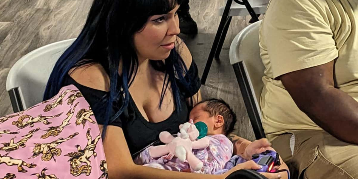 Kansikuva artikkelille: Mortal Kombat -pelaaja nappasi voiton vastasyntynyt vauva sylissään