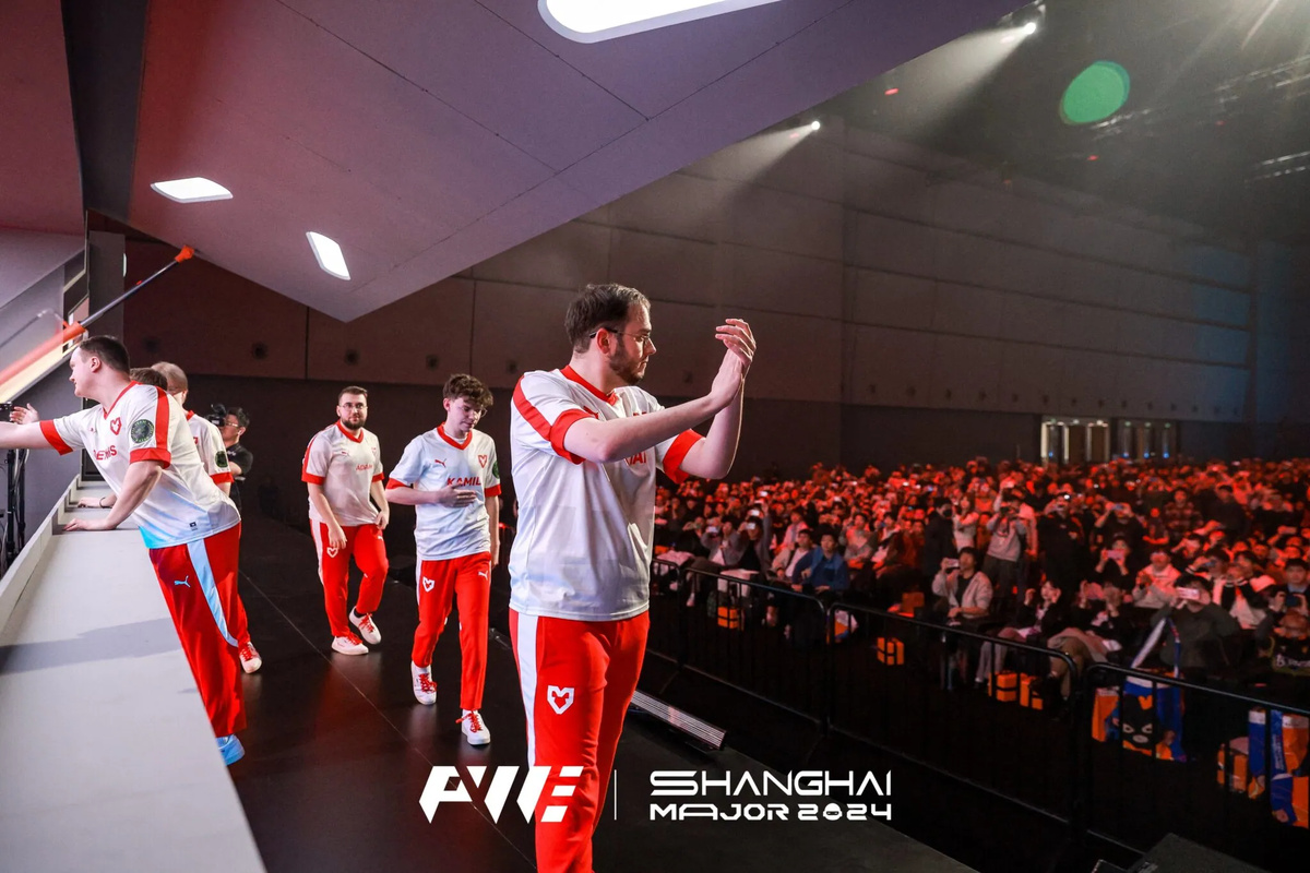 Kansikuva artikkelille: Counter-Striken major-turnauksen pudotuspelit käyntiin – Miten käy Jimpphatin ja MOUZ:n?