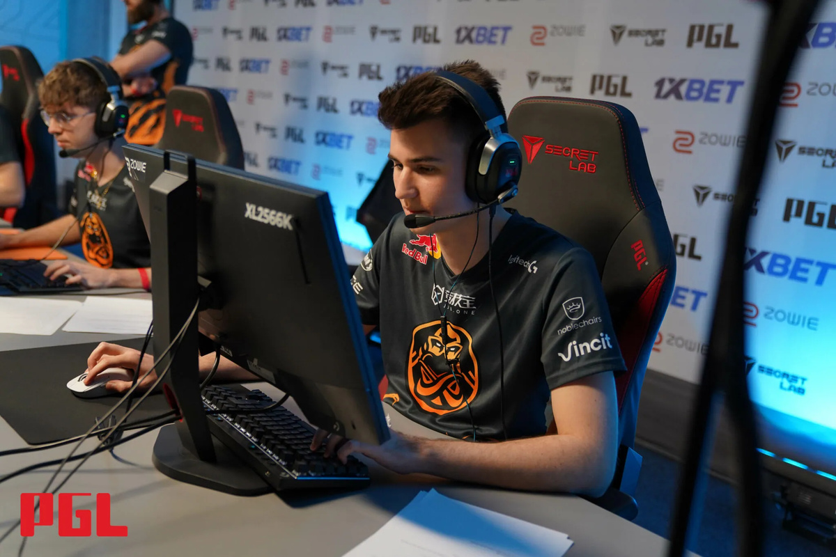 Kansikuva artikkelille: ENCE:n CS-joukkueen pelaaja penkille
