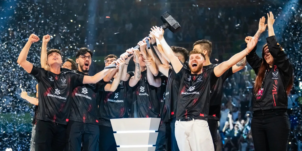 Kansikuva artikkelille: Brasilialaiset juhlivat mestaruutta Six Invitational 2024 -turnauksessa – Suomalainen pelaaja UUNO eteni välieriin
