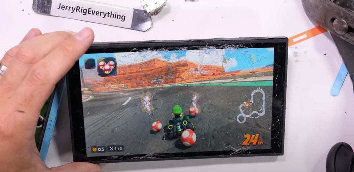 Kansikuva artikkelille: Montako kertaa Switch 2 -konsolia voi hakata pihdeillä ennen kuin se särkyy?