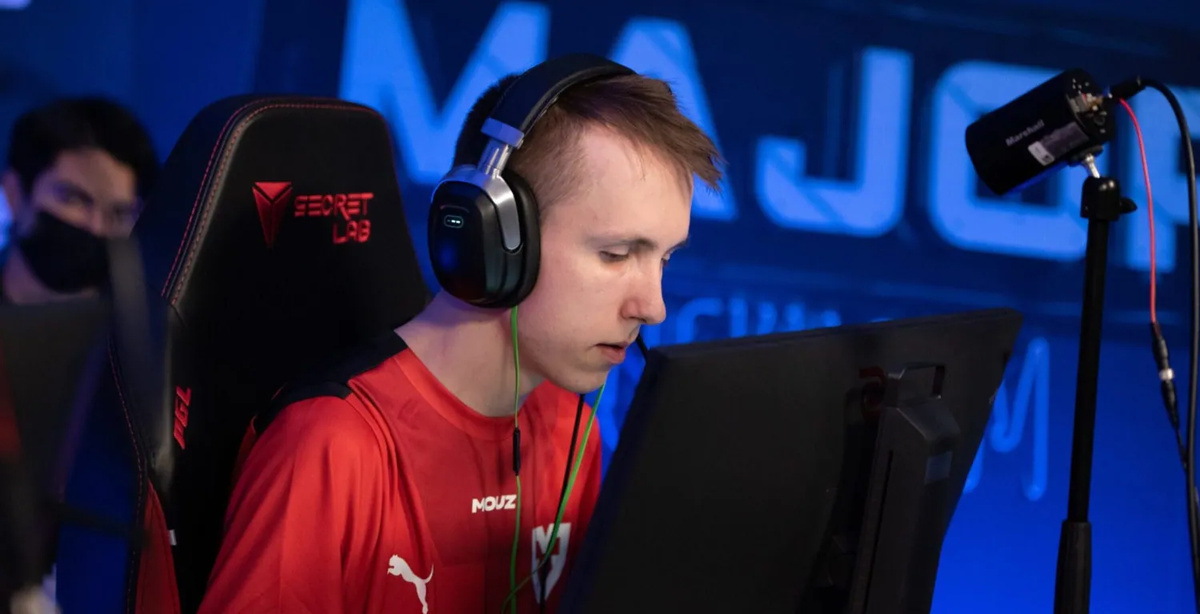 Kansikuva artikkelille: Miksi osa CS:GO-ammattilaisista pelaa naama kiinni näytössä?