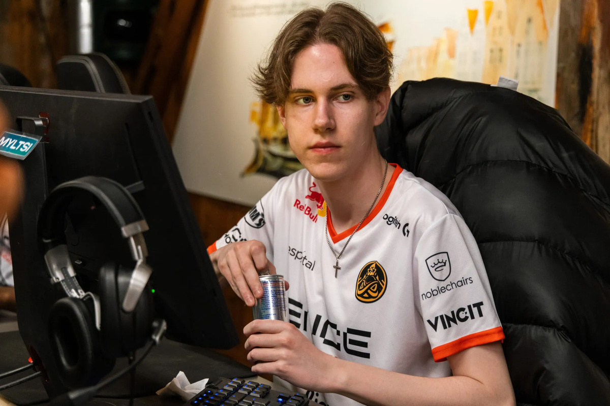 Kansikuva artikkelille: ENCE Academyn Ville “myltsi” Vilkmanilla on kansainvälistä CS-kokemusta – Joulukalenteri luukku #24