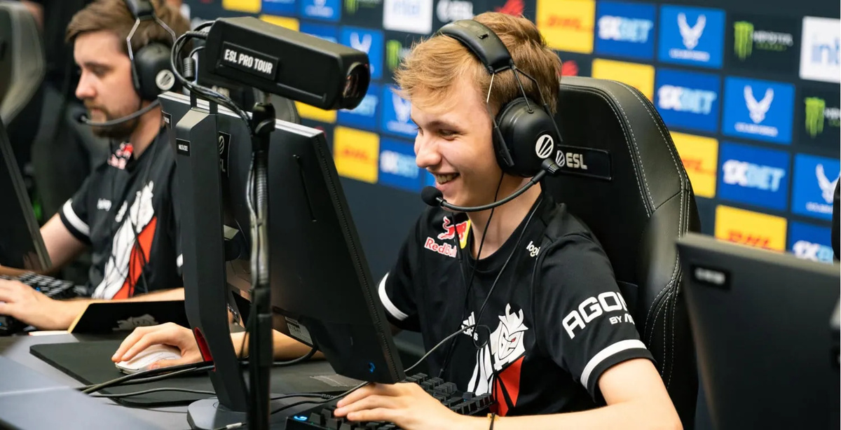 Kansikuva artikkelille: CS-supertähti m0NESY valmistui koulusta