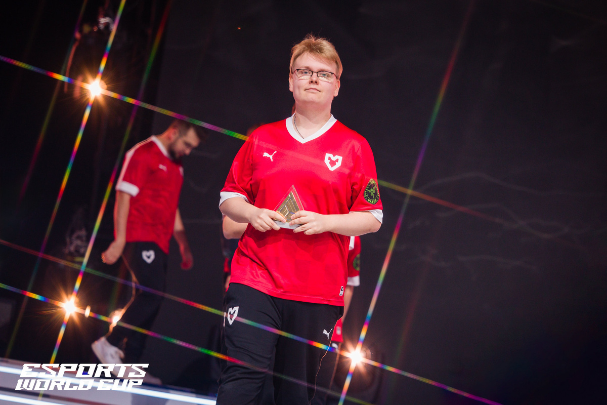 Kansikuva artikkelille: Ennakko: Jimpphat kohtaa supertähdet – huippujännittävä perjantai Esports World Cupissa