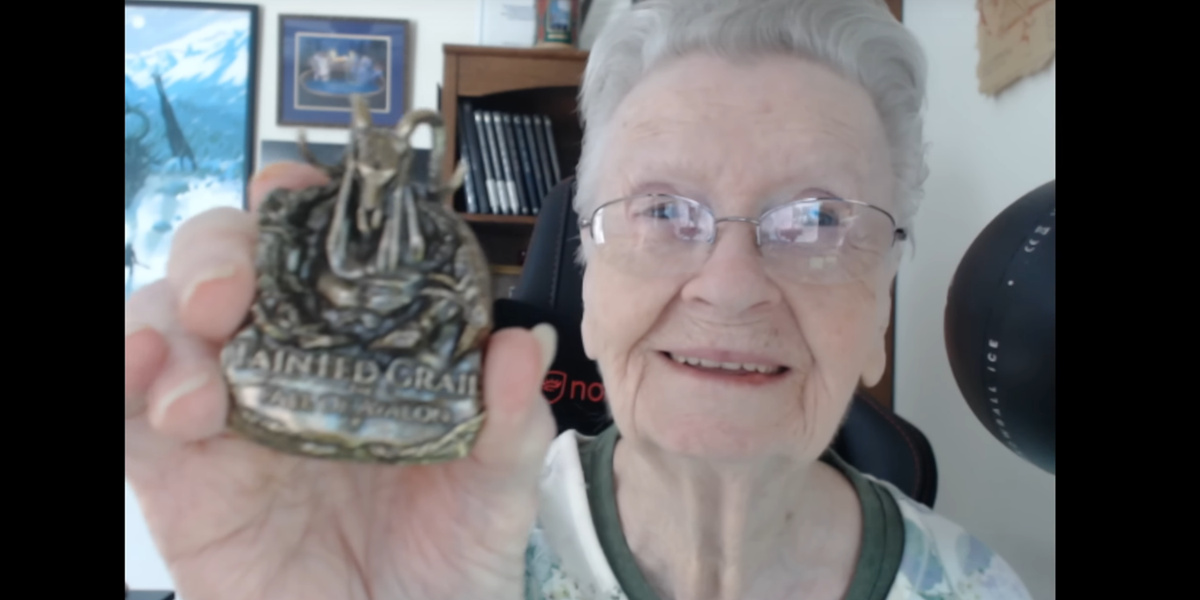 Kansikuva artikkelille: Lähes 90-vuotias Skyrim-mummo eläköityy jälleen