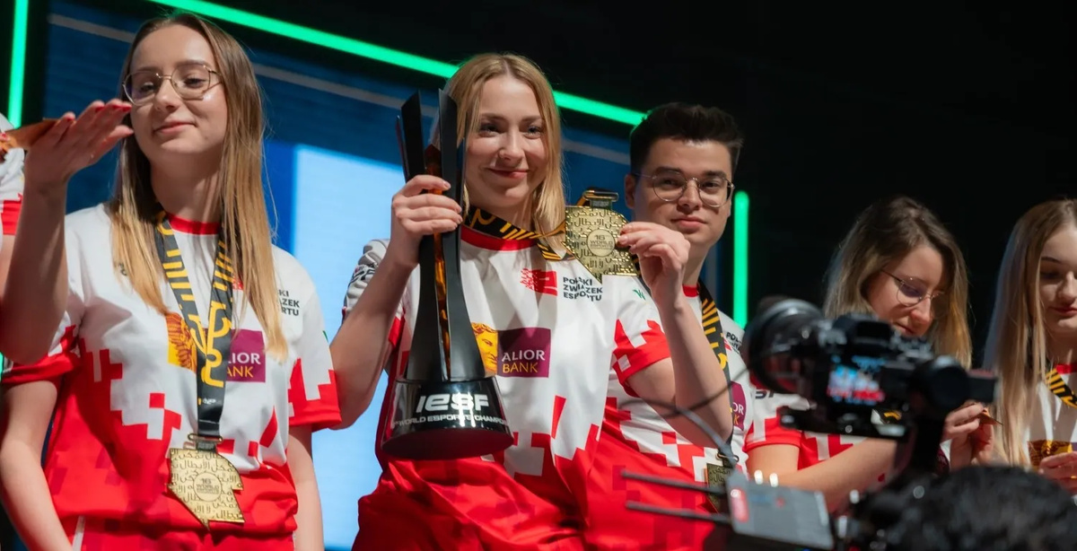 Kansikuva artikkelille: “Älkää käsittäkö väärin mutta…” – huippujoukkueen manageri kritisoi naisjoukkueen nousua CS2-rankingissa