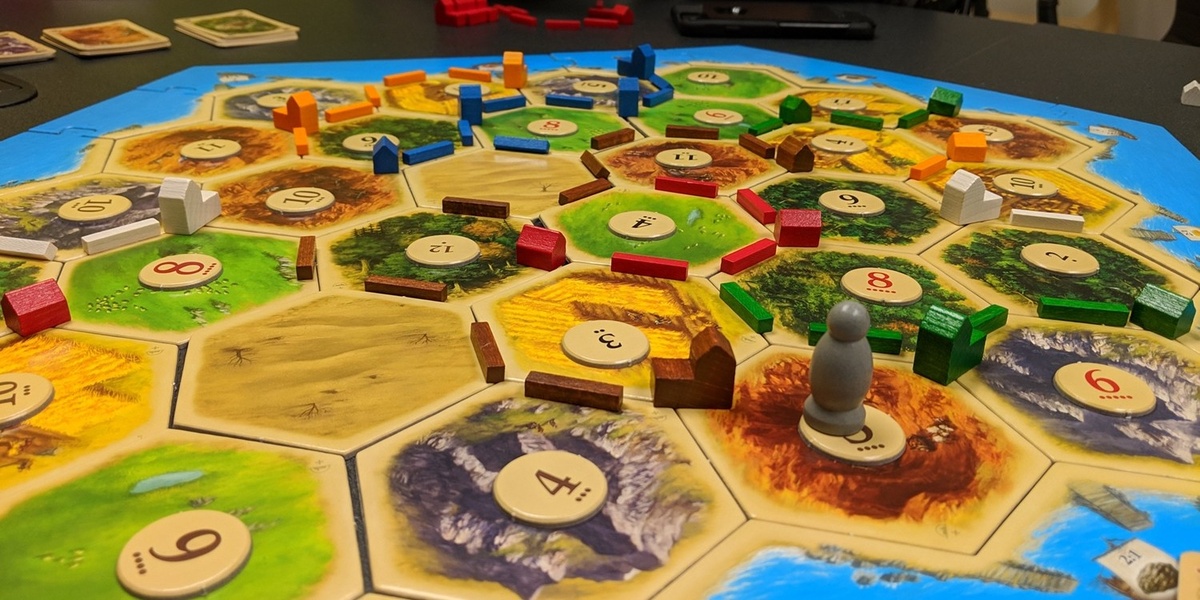 Kansikuva artikkelille: Suositusta lautapelistä puuhataan Netflix-viihdettä