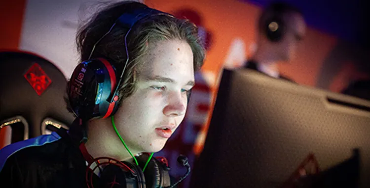 Kansikuva artikkelille: Elias “Jamppi” Olkkonen SJ Gamingin vaihtopenkille