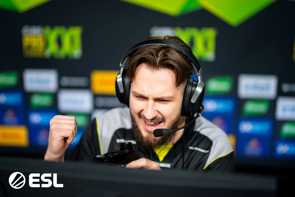 Kansikuva artikkelille: jL:n tauko ei kestänyt kauaa - Finaalissa suomalaispelaajan kanssa