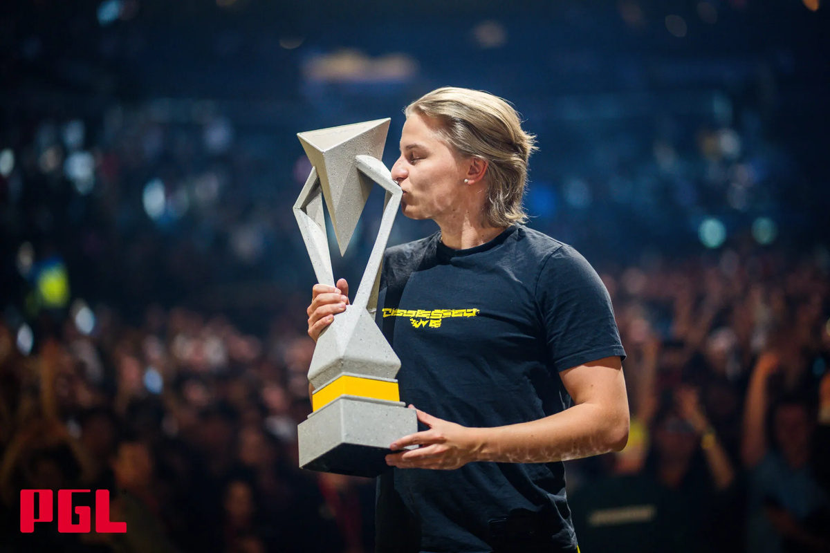 Kansikuva artikkelille: Aleksib:n major-voiton jälkeen on onniteltu, pohdittu s1mplen paluuta ja tehty hupivideoita Karriganista