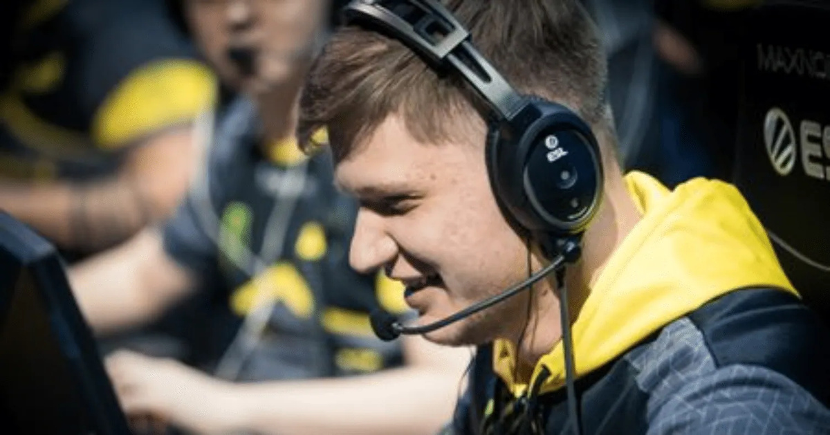 Kansikuva artikkelille: Video: S1mpleltä uskomaton peliliike – Eliminoi puukolla hiiri ilmassa