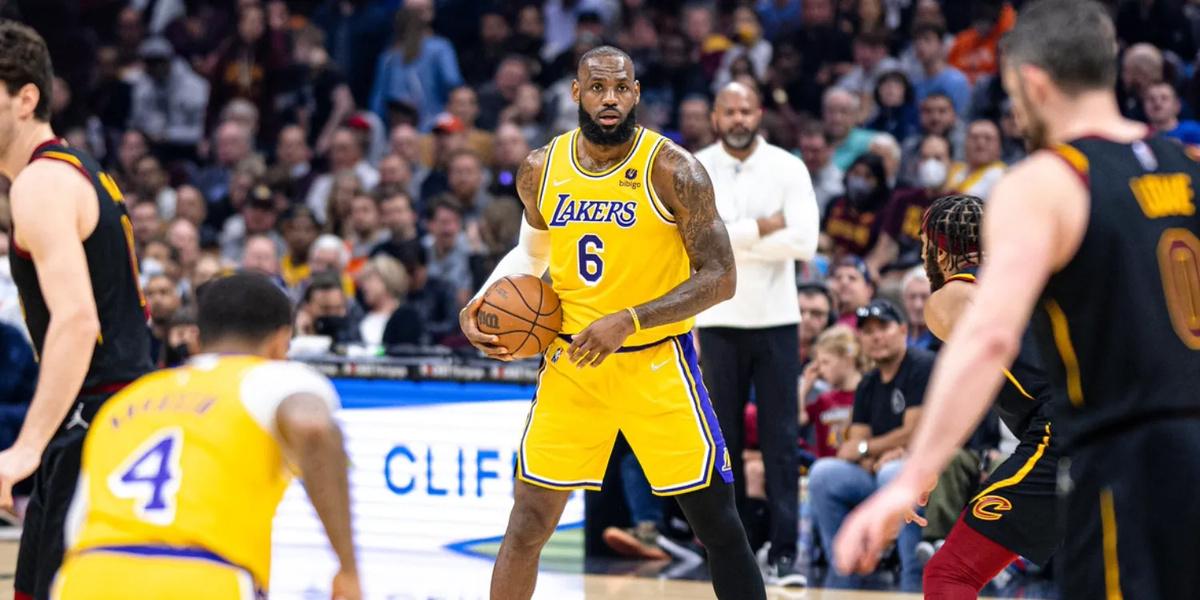 Kansikuva artikkelille: Koripallon megatähti LeBron James aloittelee striimaajana