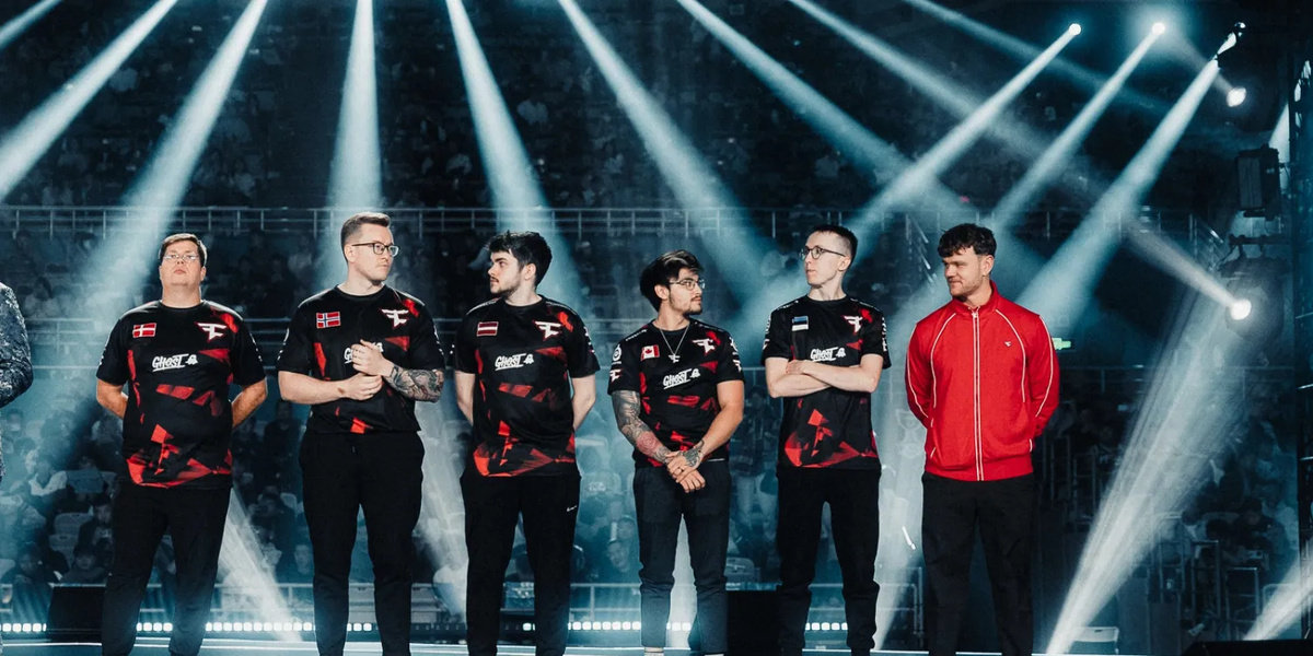 Kansikuva artikkelille: Mahtavasti sujunut koeaika poiki pysyvän sopimuksen – FaZe Clan sai vakinaisen valmentajan