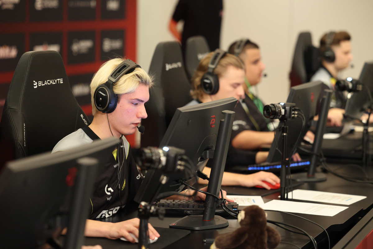 Kansikuva artikkelille: Aleksib:lle vuoden ensimmäinen turnausvoitto - NaVi mestaruuteen näytöstyyliin