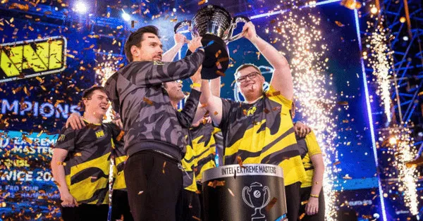 Kansikuva artikkelille: NaVi-valmentaja: "S1mplellä on potentiaali yhä nousta maailman parhaaksi"
