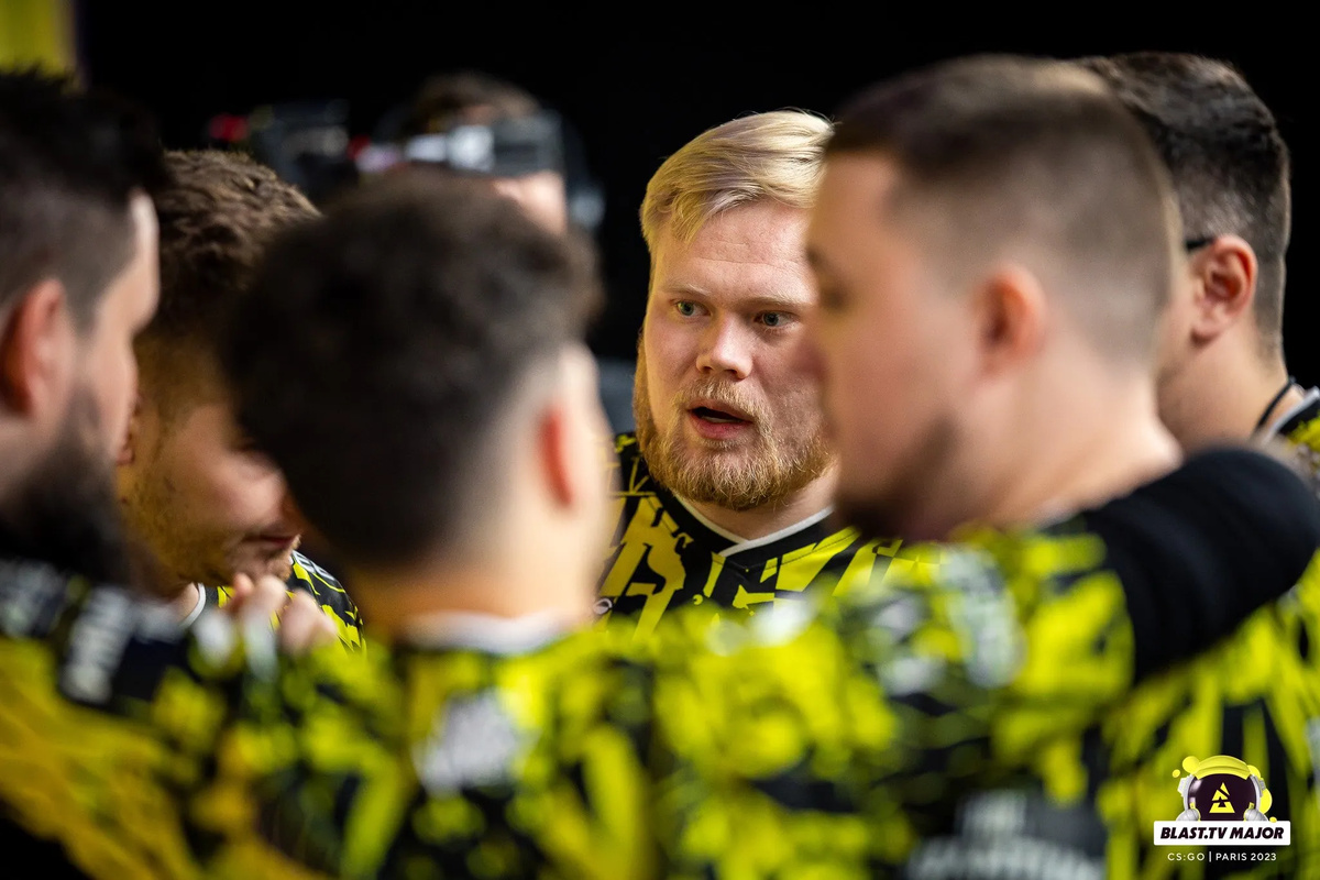 Kansikuva artikkelille: CS:GO-majoreiden pudotuspelit alkavat Pariisin Accor Arenalla – HAVUn major-karsinnoista tiputtanut joukkue kohtaa Vitalityn