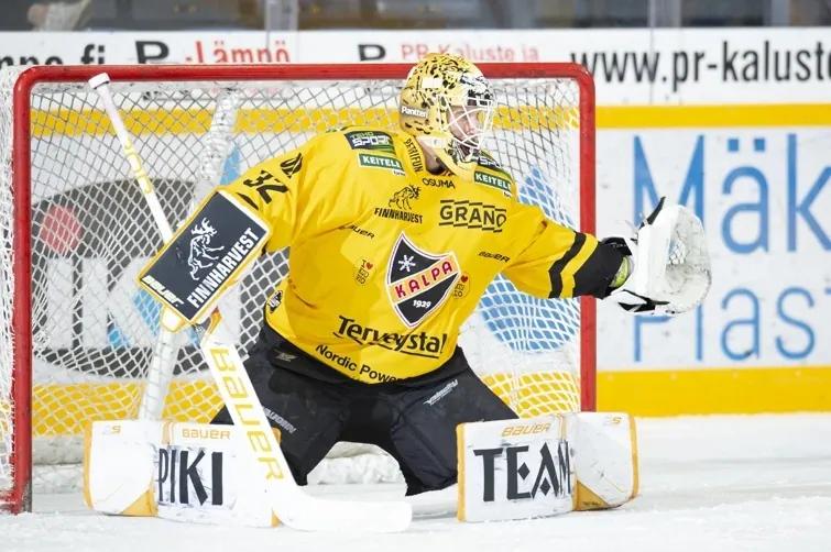 Kansikuva artikkelille: Niko Hovinen ja KalPa purkivat maalivahdin sopimuksen