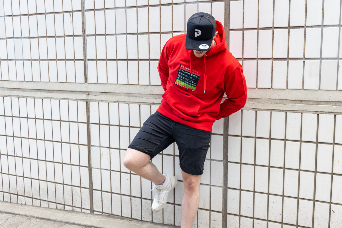 Kansikuva artikkelille: Pelaajatcom ja HelGoods ovat luoneet yhteisen vaatemalliston – Verkkokauppa nyt auki