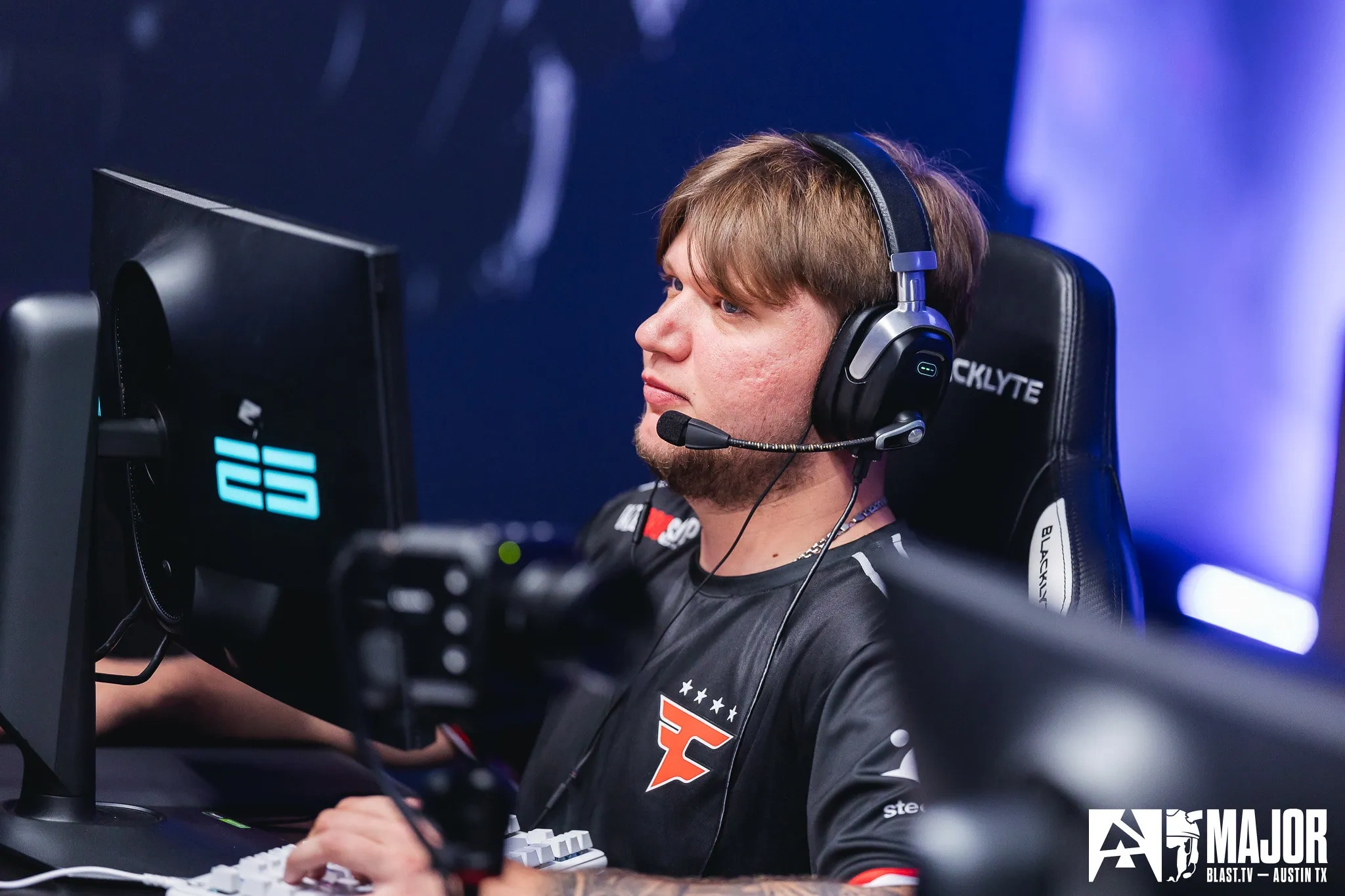 Kansikuva artikkelille: FaZe Clan pudotuspeleihin majoreilla - S1mpleltä jäätävä esitys