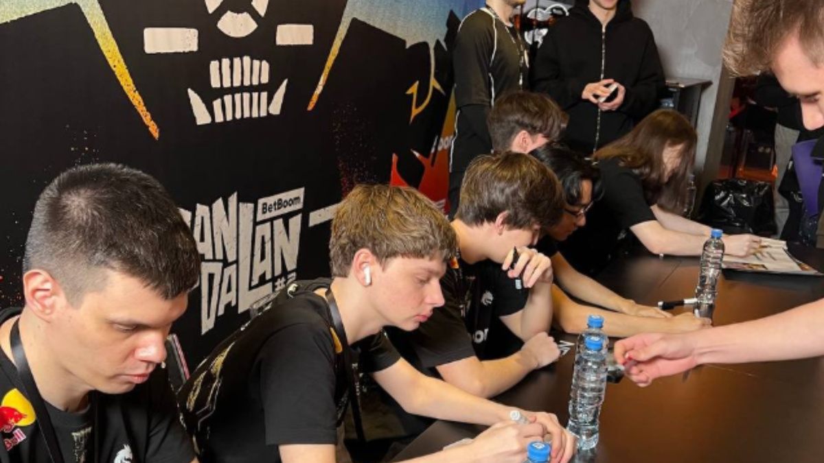 Kansikuva artikkelille: Media: Falcons sai tahtonsa läpi - Superlupaus siirtyy Saudiorganisaatioon