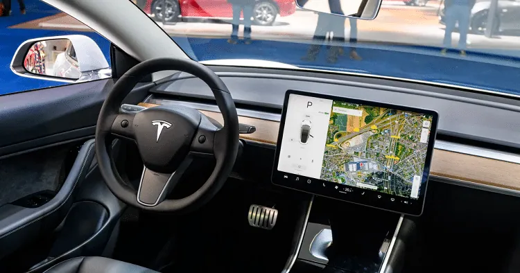 Kansikuva artikkelille: Teslassa voi nykyään pelata videopelejä – turvallisuusviranomaiset huolissaan