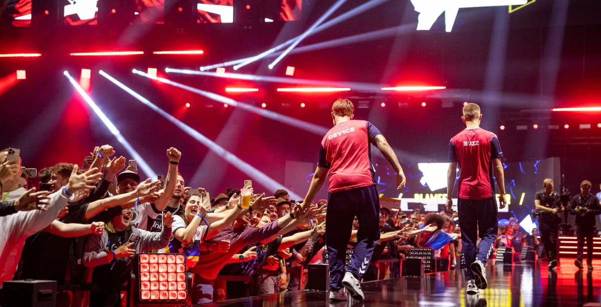 Kansikuva artikkelille: Astralis väitetysti lähellä huippupelaajien kiinnittämistä