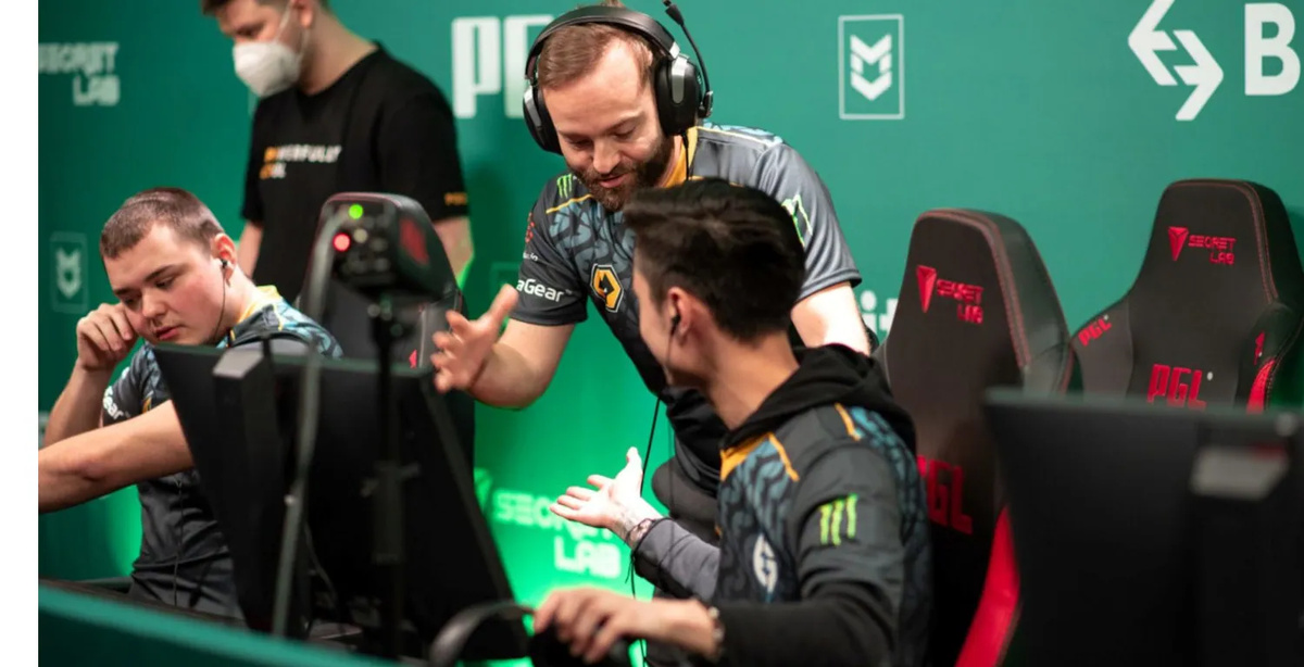 Kansikuva artikkelille: CS:GO-tähti Stewie2K ilmiriidoissa entisen valmennusjohtonsa kanssa